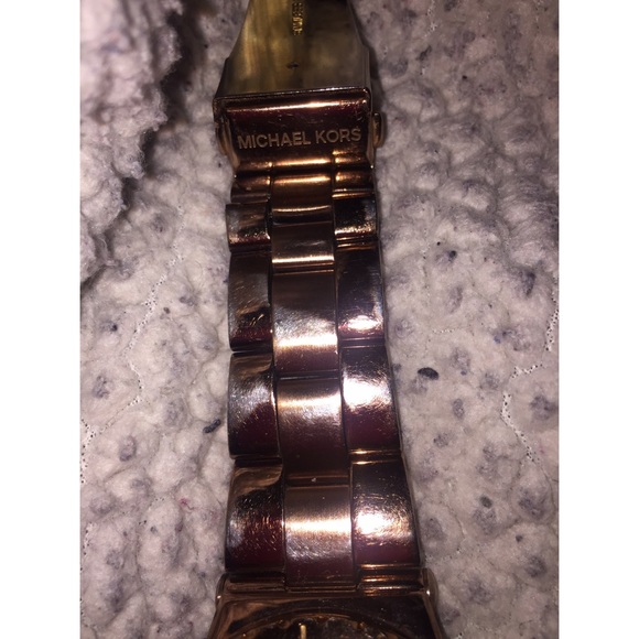 💕😍MAKE AN OFFER! MICHAEL KORS ROSE GOLD WATCH💕 - Picture 5 of 6
